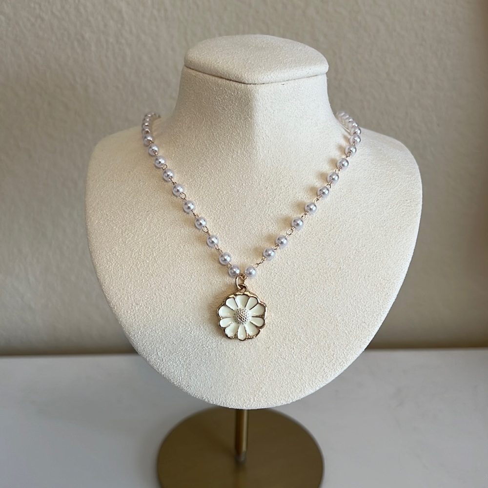 Brand New Daisy and Pearl Necklace